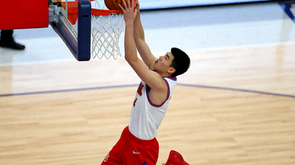 NBA常规赛中球员在篮下完成上篮得分